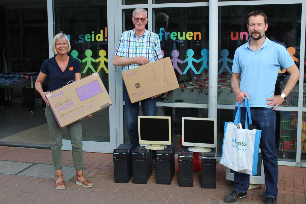 PCs für Familien übergaben Dennis Brömlage (von rechts) und Franz-Josef Vocke von der Bürgerstiftung an Schulleiterin Karin Rechtien.