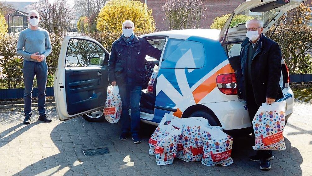 Lebensmittel für Senioren verteilten Felix Kronlage (von links), Heiner Pohlmann und Alex Rolfes. Foto: Rolfes