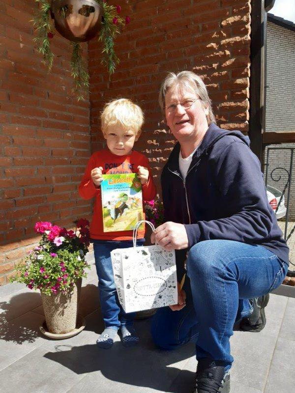 Martin Weitzmann bei der Übergabe an Clemens Decker (5 Jahre)