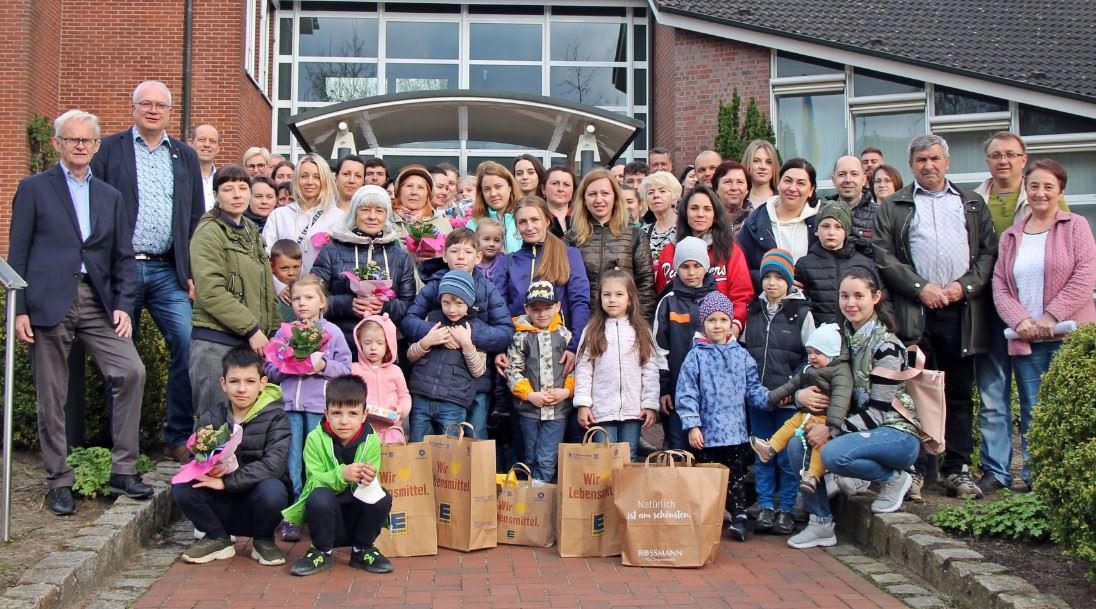 Übergabe der Lebensmittelspenden an die ukrainischen Familien, die in Neuenkirchen Unterschlupf gefunden haben, unter anderem mit Norbert Feldkamp, Ansgar Brockmann, Reiner Kolhosser (von links) sowie Katharina Schulz (rechts).  Foto: Oevermann