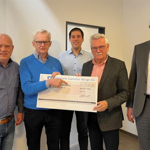 Organisatoren der Tafelrunde 2023 übergeben 3.333 Euro an die Bürgerstiftung